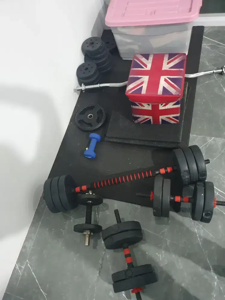 Dumbbell adjustable.
EZ curl bar.
Triceps/parallel grip bar.