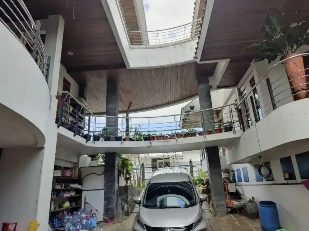 Jual Rumah mewah 3 lantai di Karang setra dekat PVJ Setra Sari Sutami Bandung Kota