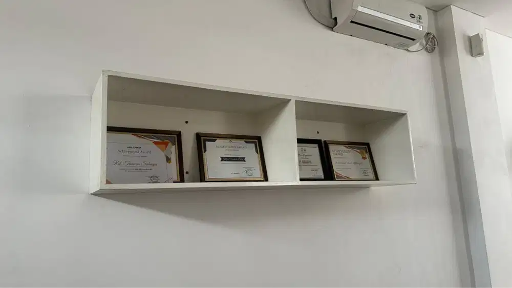 Rak Putih Dinding