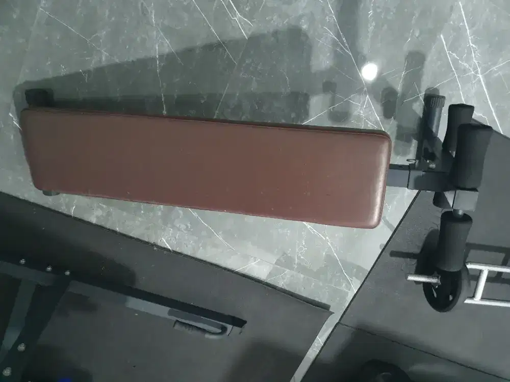 Bangku beban multifungsi dengan preacher pad.