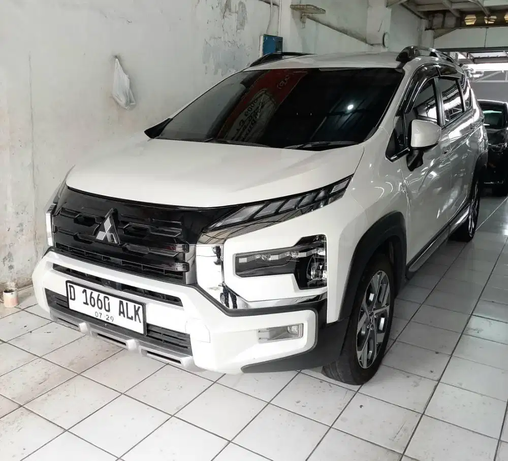 XPANDER CROSS PREMIUM PACKAGE 1.5 AT 2024 KM 27rb RECORD MITSUBISHI