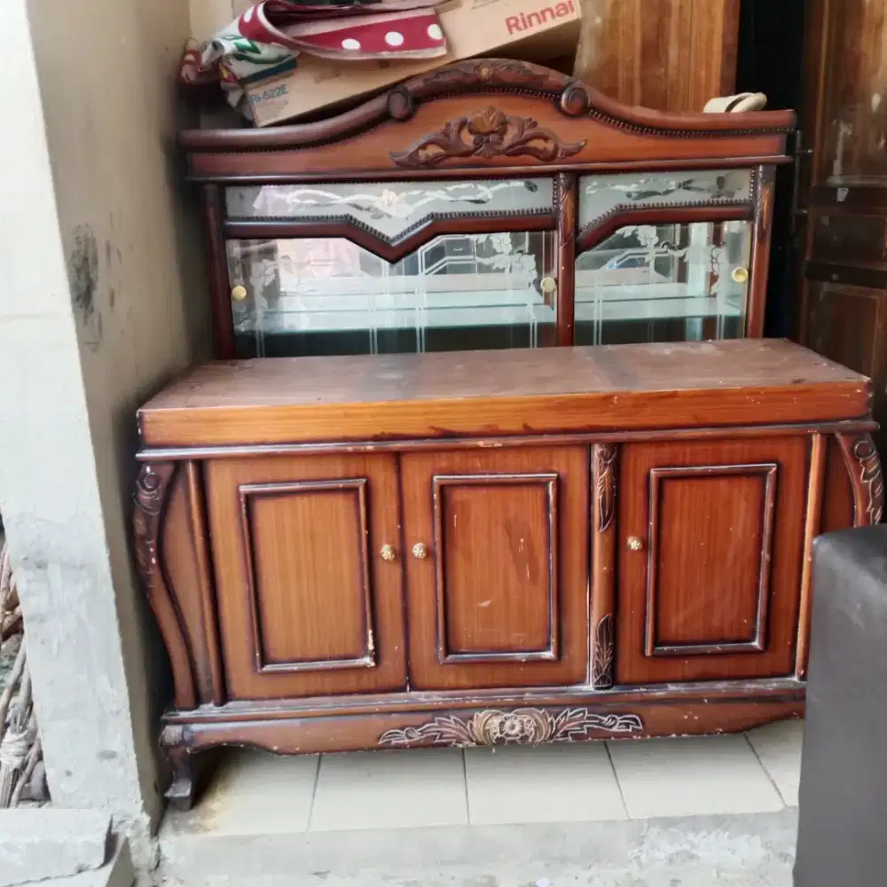 Lemari hias kaca 3 pintu