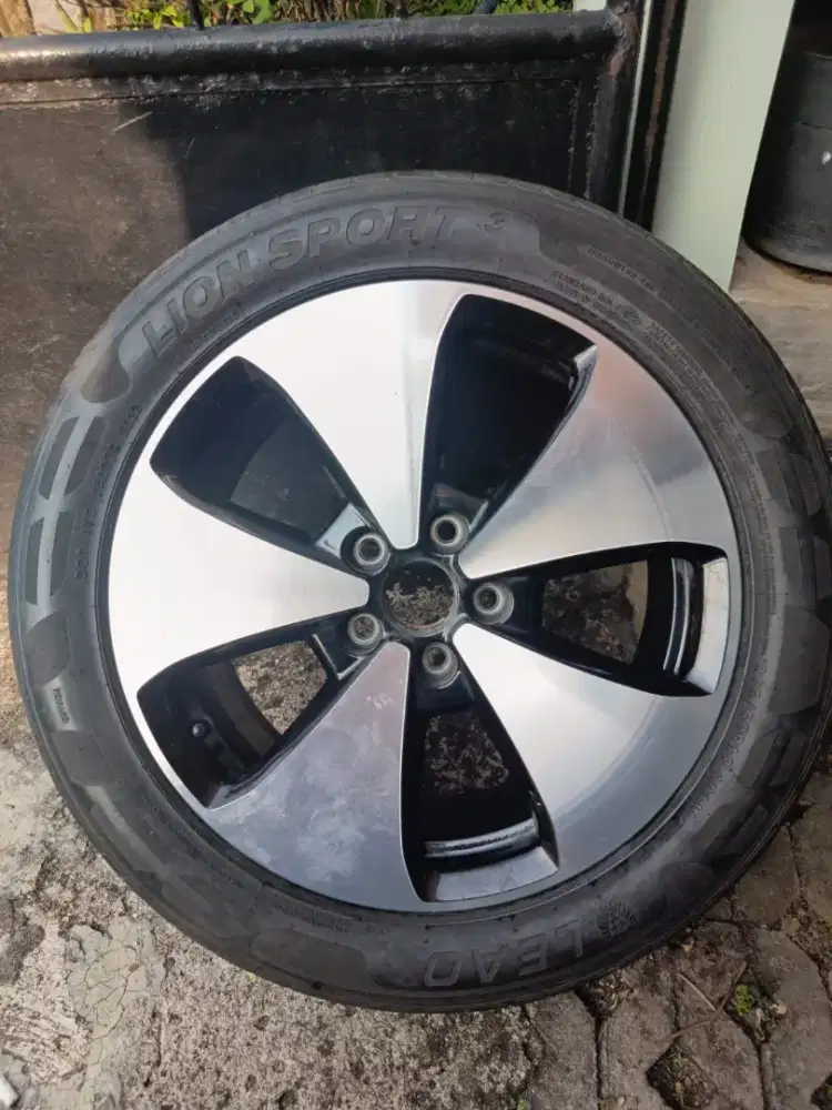 Satuan/pcs velg original + ban Leao 235/50 untuk serepnya Wuling Cloud