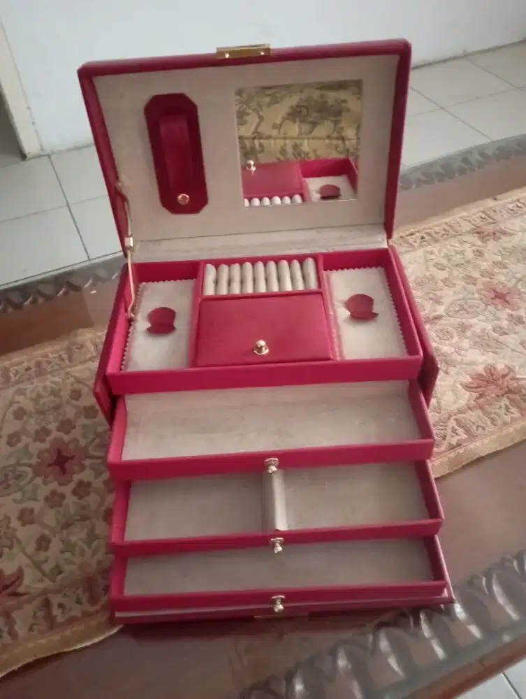 Kotak Perhiasan Merah
