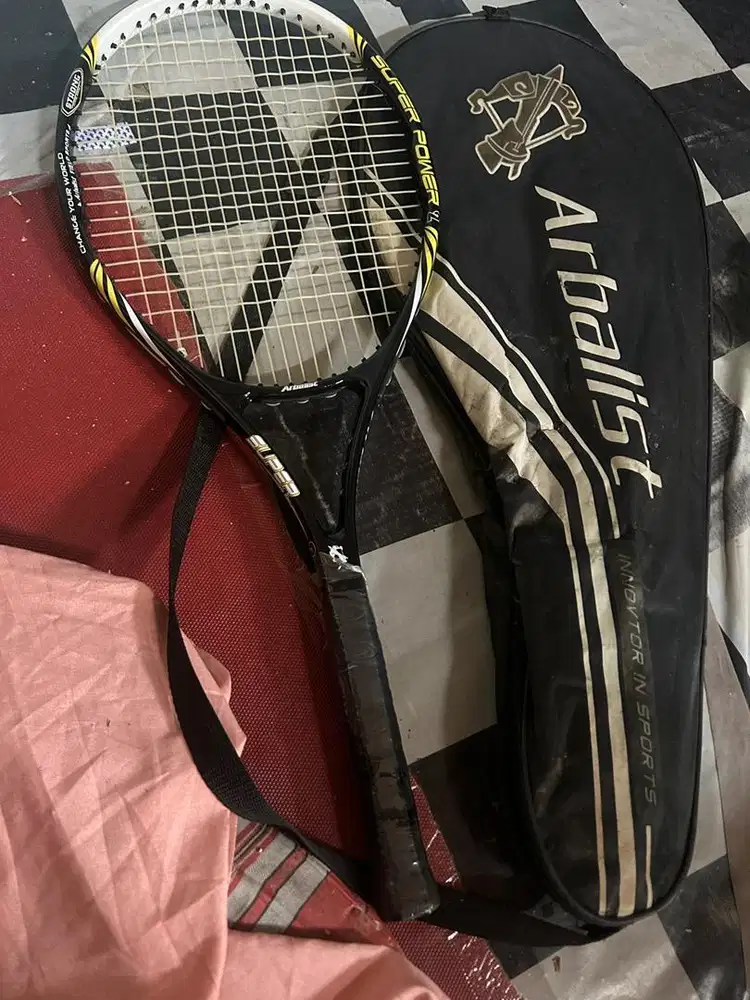 Raket tenis dan bola hijau