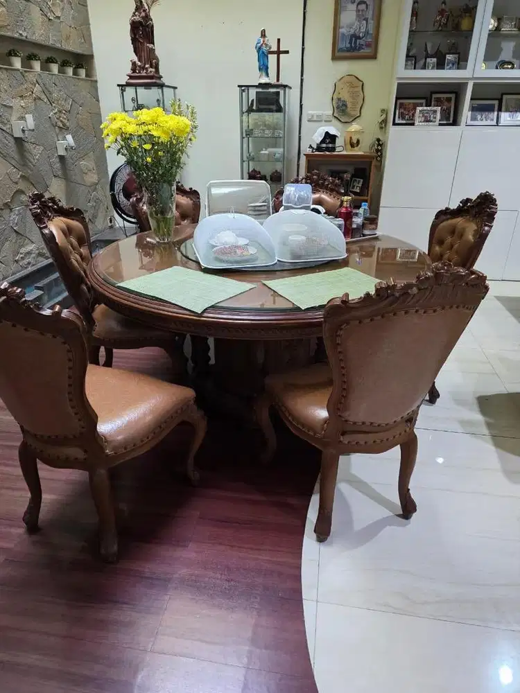 Meja makan bundar 6 kursi bekas