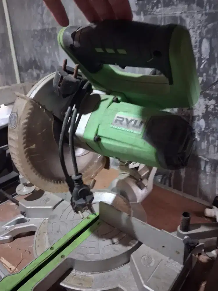 Mesin gergaji duduk/miter saw normal