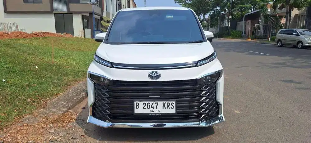 Toyota Voxy 2.0 at 2025