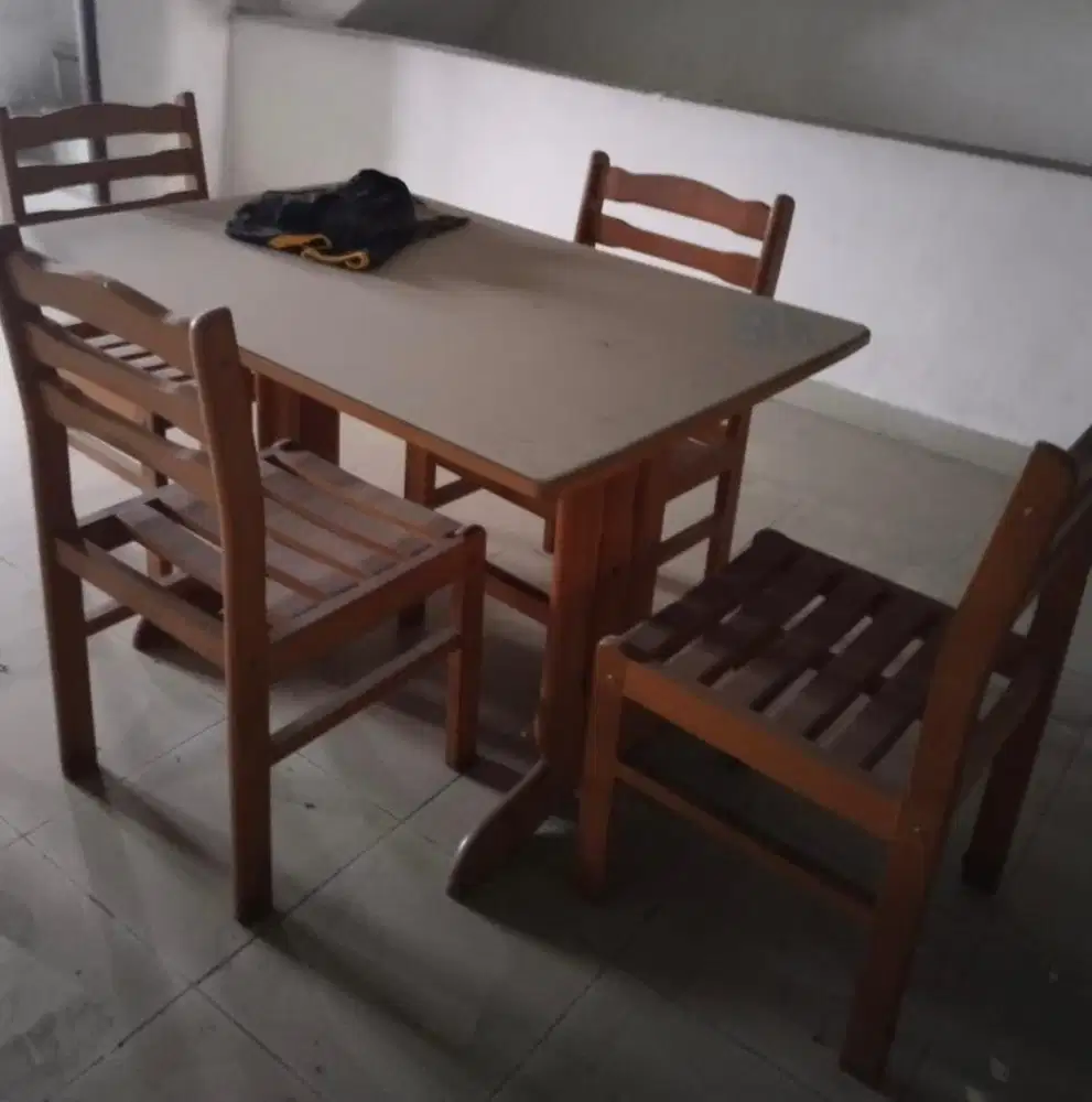 MEJA MAKAN KAYU