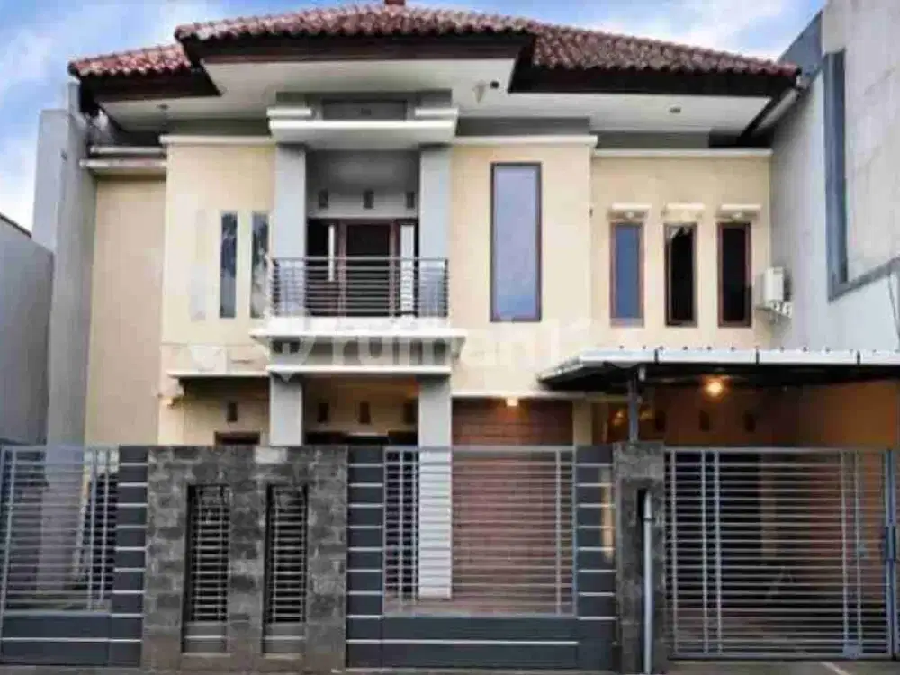 Dijual Rumah 2 Lantai Siap Huni Dian Istana Wiyung Surabaya