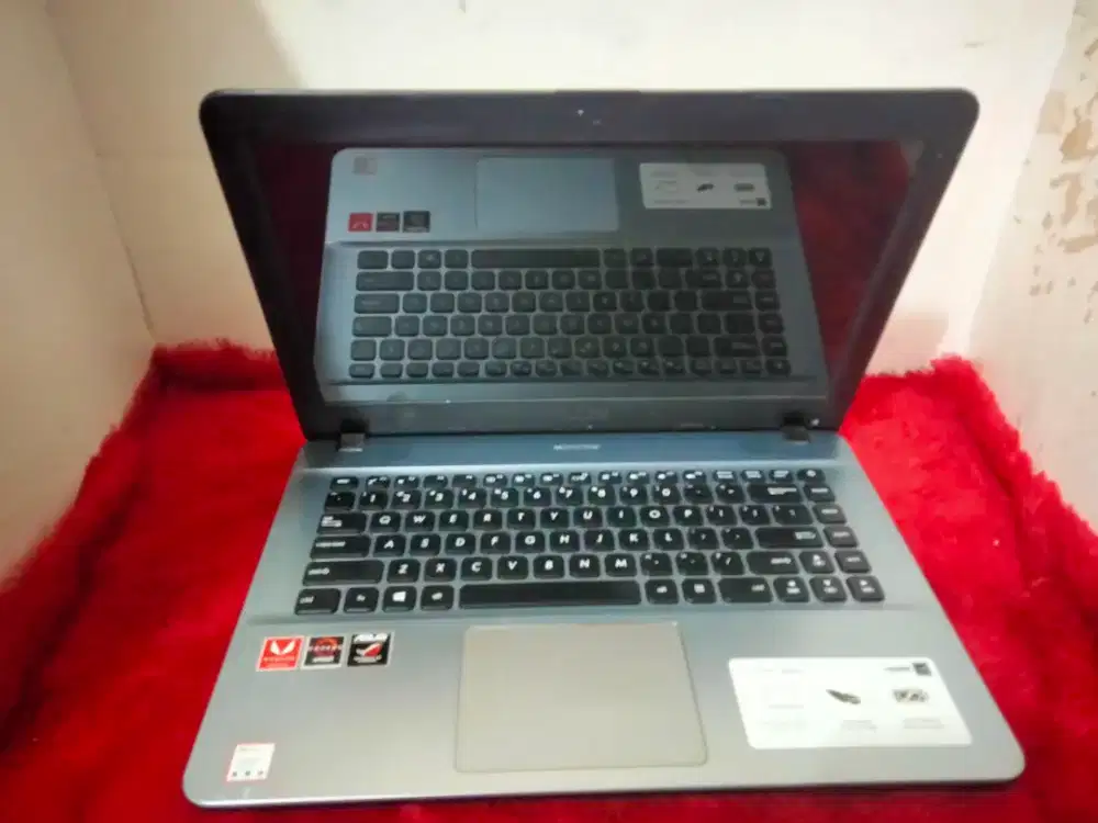 Laptop keren Asus X441BA/AMD A6-9225/RAM 4GB/SSD 256gb/VGA AMD RADEOn