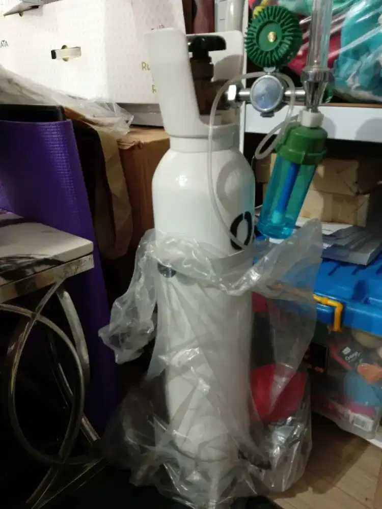 Tabung oksigen medis portabel + dipasang regulator & botol humidifier.