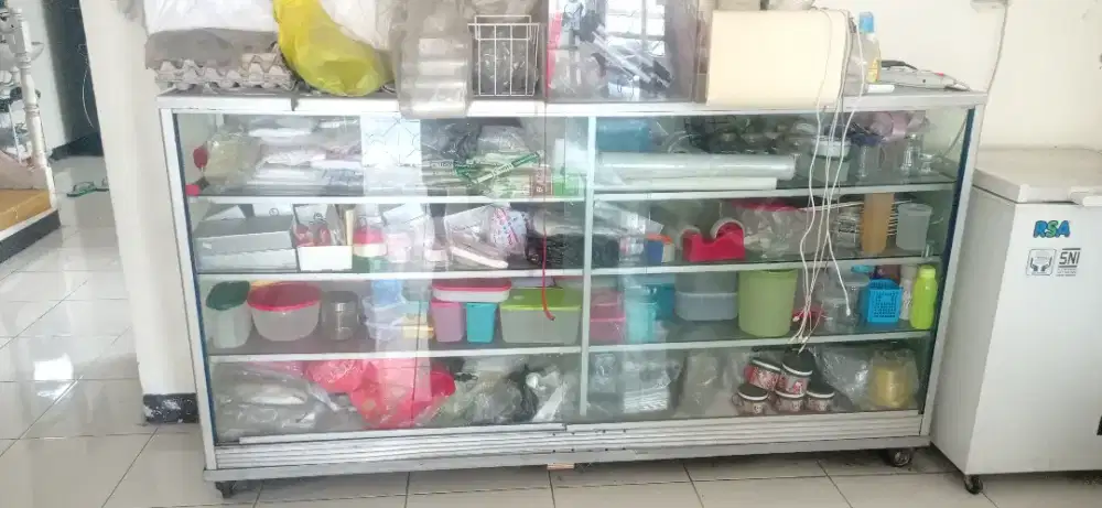 Etalase kaca 2m