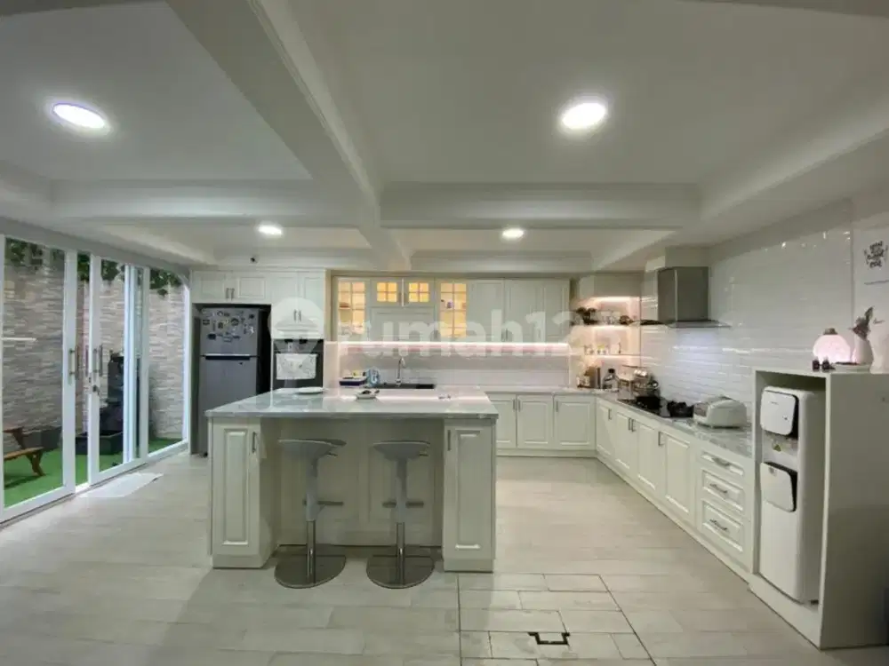 Dijual Cepat... Rumah3 Lantai...Mewah ...Bebas Banjir...Di Bukit Gading Mediterian Kelapa Gading