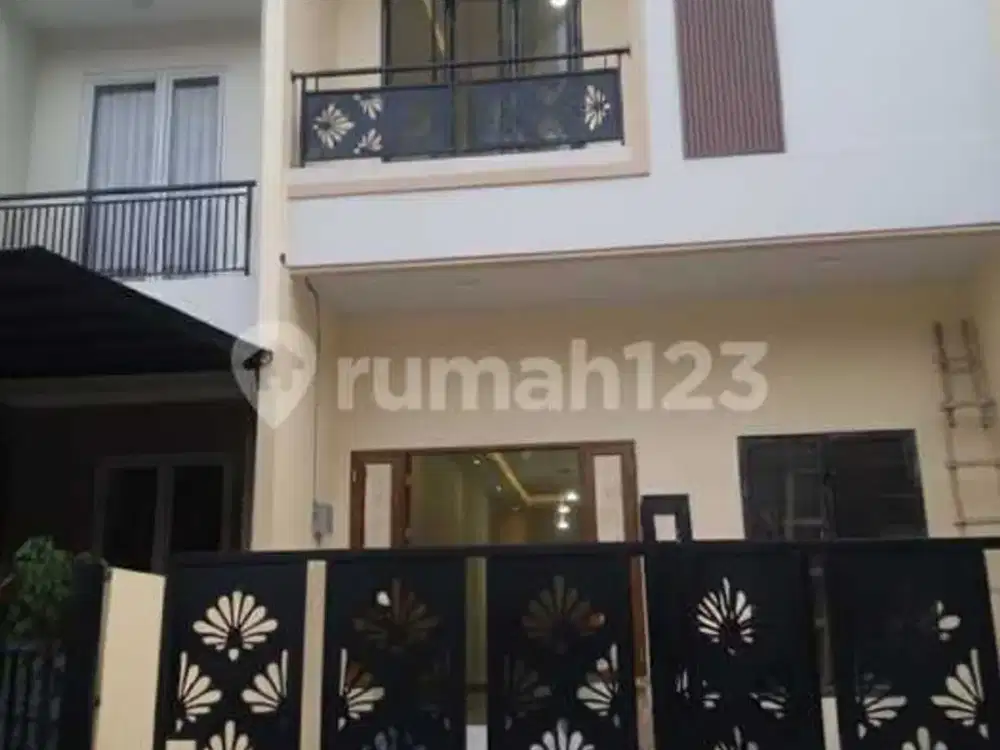 Jual Murah Sekali !!! Harus Terjual !!! Rumah Baru 3 Lantai ,,Jalan Lebar,, Bebas Banjir ,,Di Kelapa Gading
