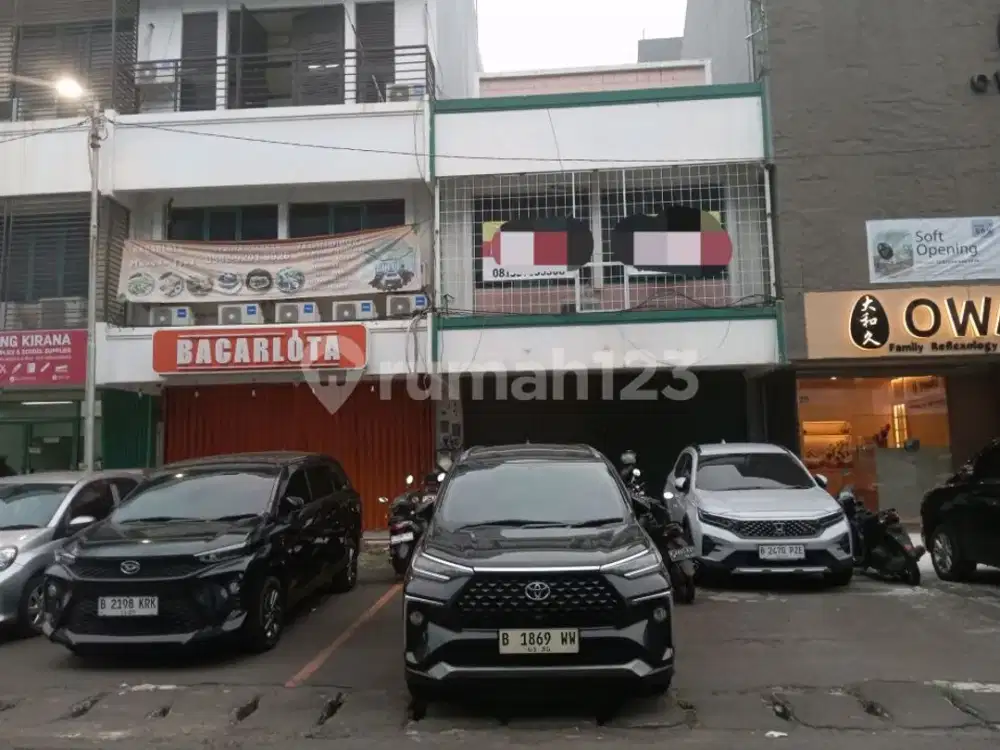 Disewakan Cepat!!! Ruko Strategis ,,, Lokasi Ramai,,, Parkir Luas,, di Kelapa Gading