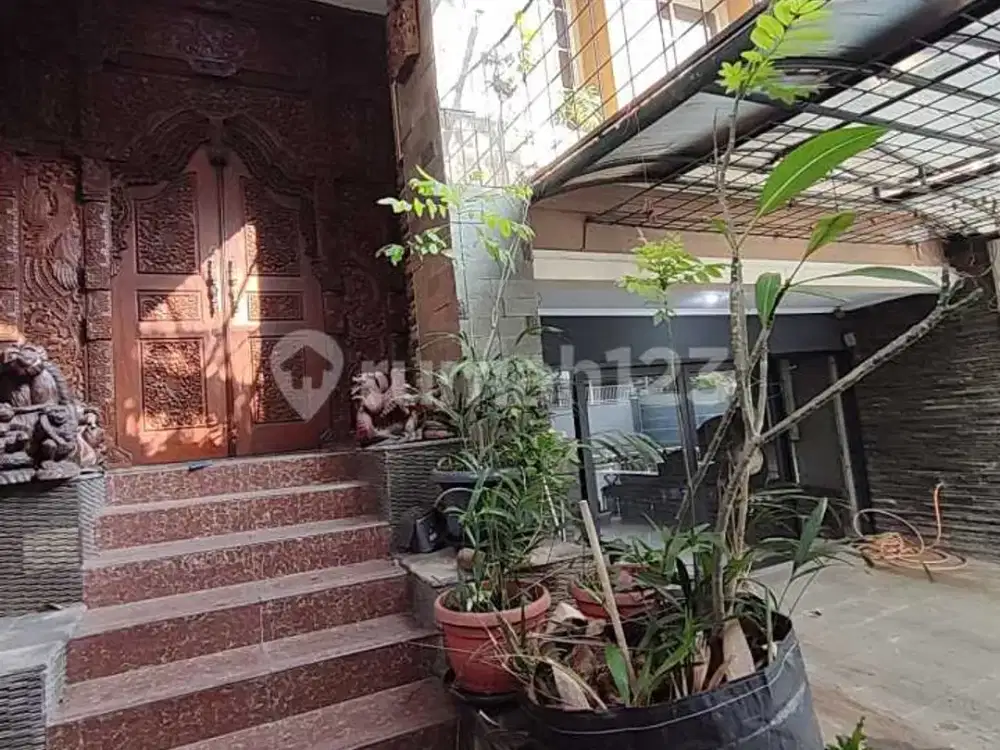 Jual Murah Rumah Antik Klasik Asri Nyaman 3 Lantai di Kelapa Gading