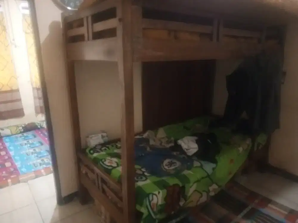 Tempat tidur tingkat bekas
