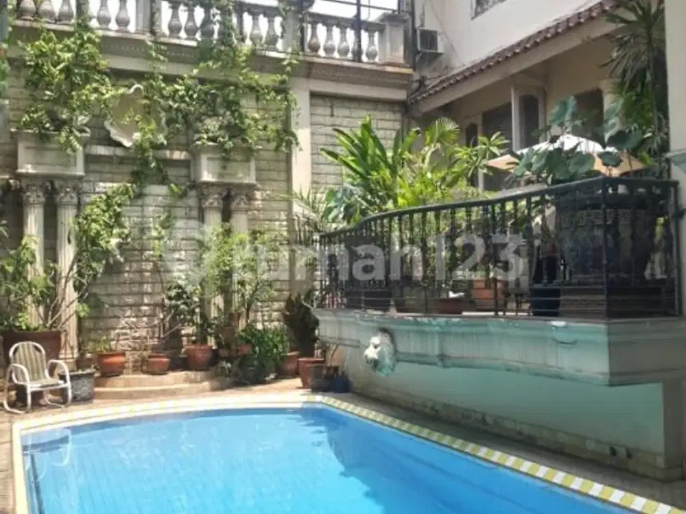 Dijual Rumah Classic dengan Pool dan Karaoke Room Lokasi Strategis