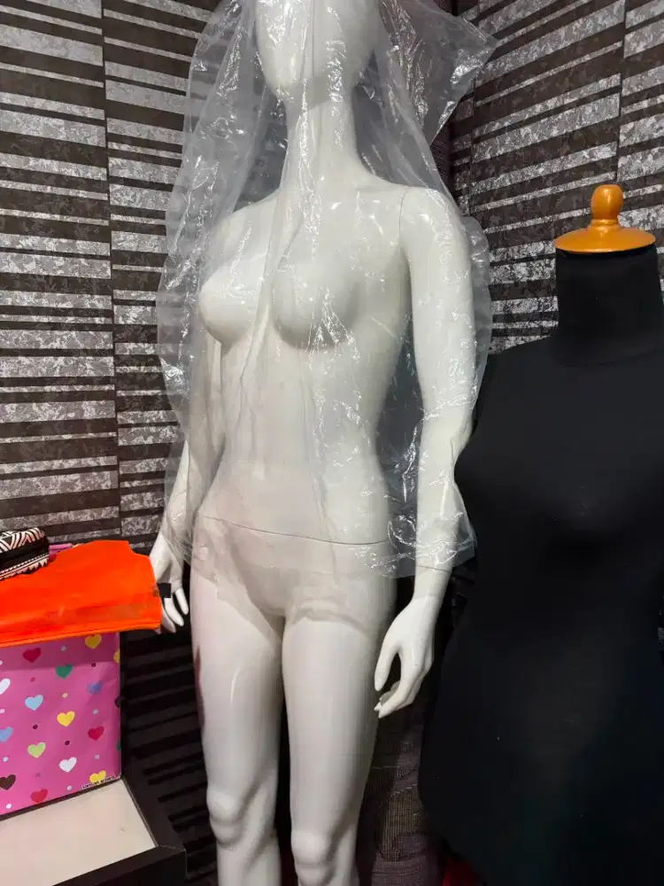 Patung full body gratis patung hitam setengah badan bahan kayu