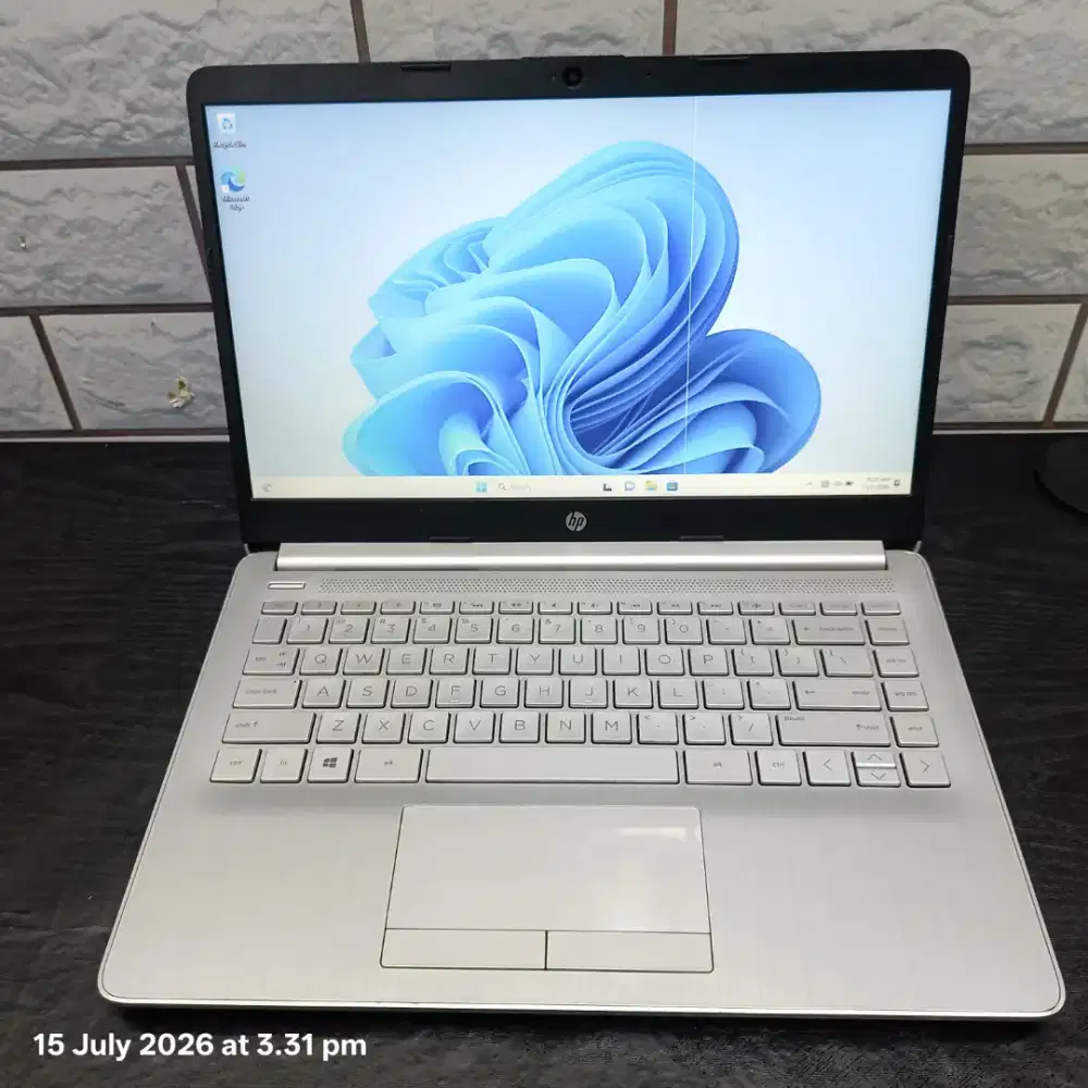HP 14s Athlon Gold 4GB SSD 128GB | Mesin Normal 100% (Minus LCD Garis)