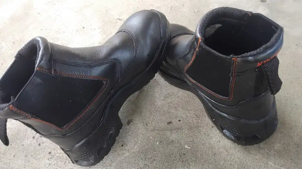 Sepatu sefty king