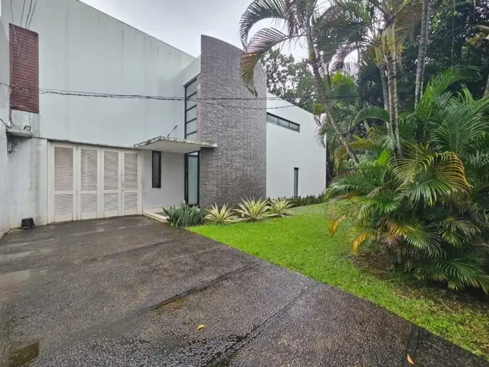 Rumah Hook Asri Halaman Luas di Komplek Dekat Golf Pangkalan Jati