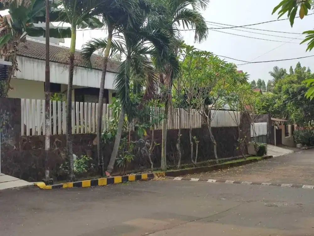 Rumah Bagus Siap Huni Hadap Taman Dalam Komplek Dekat Mall Cinere
