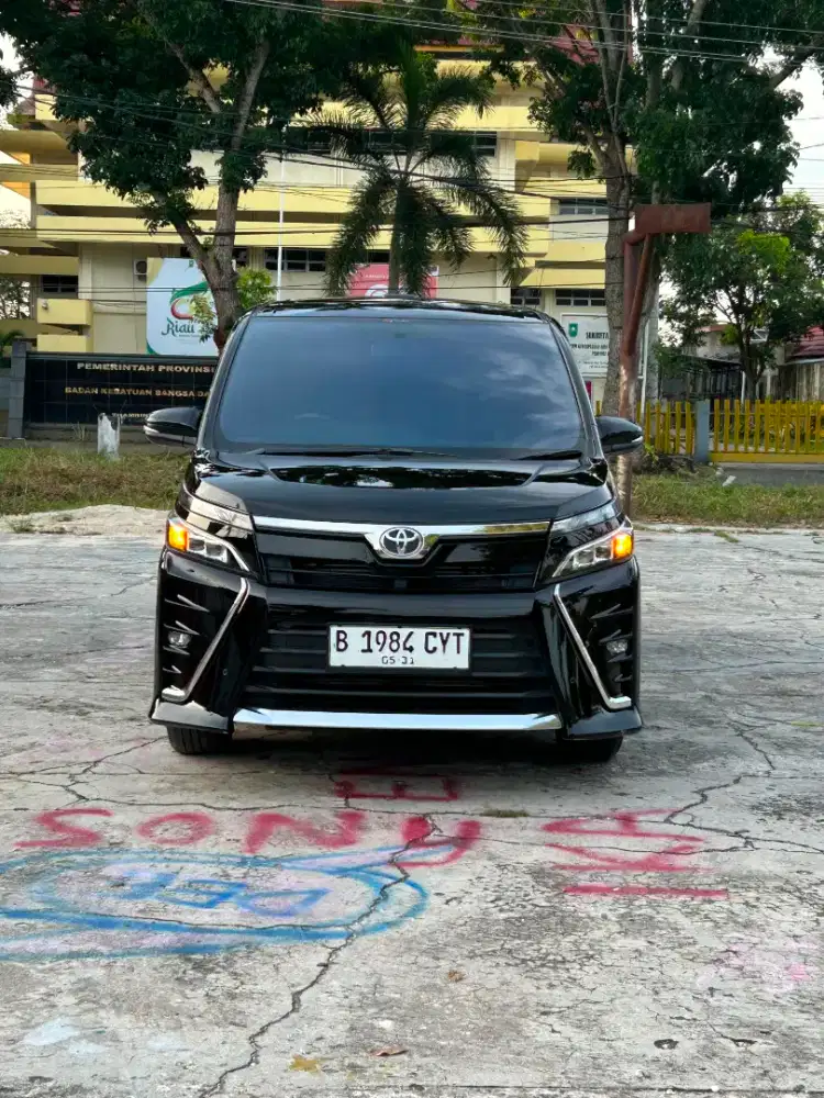 Toyota Voxy 2.0 Automatic 2019