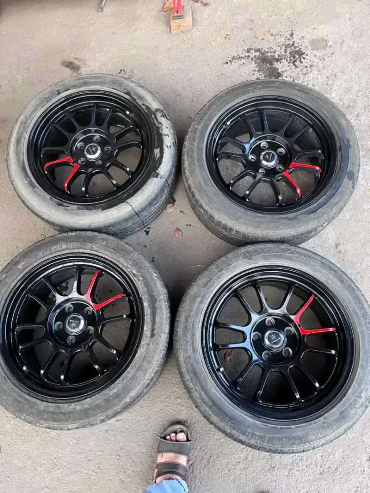 Venom5 ring 17x8 pcd 5x114,3 ET 38 ban 215/55 R17 xpander