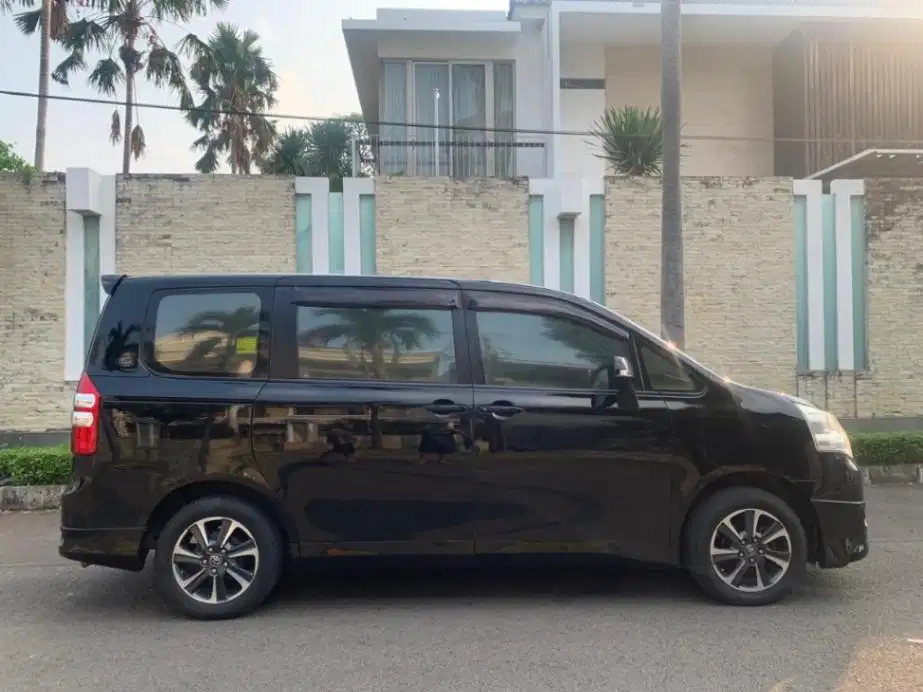 TOYOTA NAV1 2.0 V AT 2013