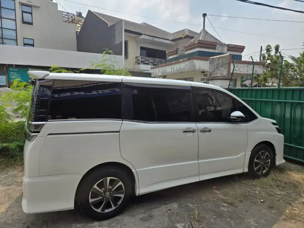 Dijual Mobil Voxy Thn 2021