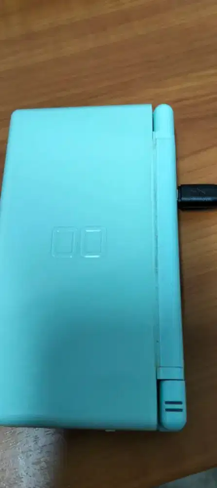 Nintendo DS  bahan ( di charge indikator nyala kedip)