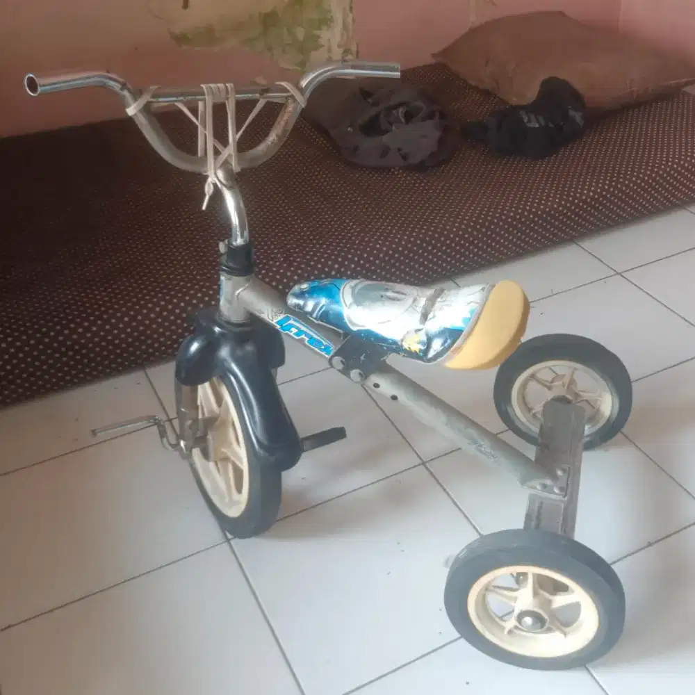 Sepeda anak roda tiga
