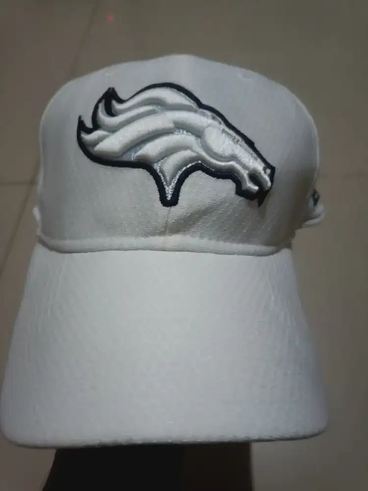 Topi Newera NFL buildup