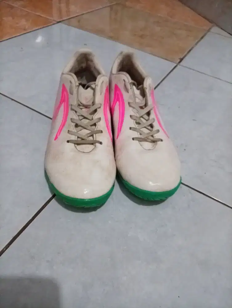 sepatu futsal masih baru kira kira skitar belum setahun cuman gakepake