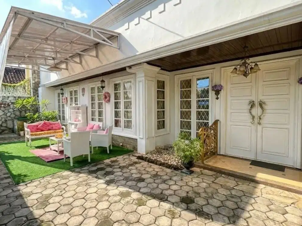 Dijual Rumah Classic di Tebet Barat Raya Depan Taman
