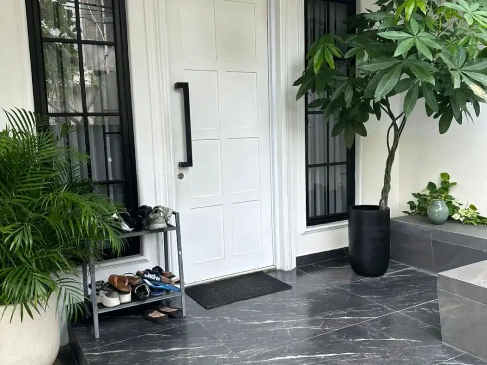 Rumah Mewah Modern Semi Furnished 2,5 Lantai di Komp. Pelikan Bintaro
