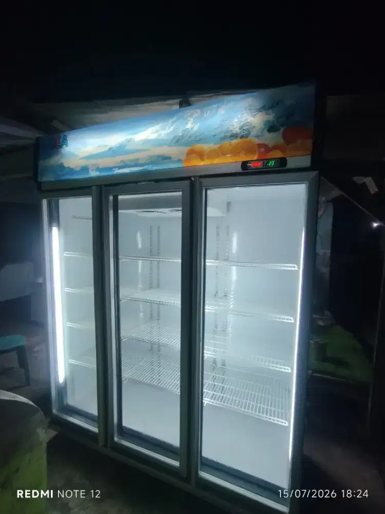Showcase 3pintu merek Gea barang normal mesin ori body mulus luar