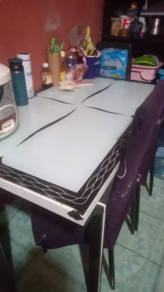 Meja makan 4  kursi,