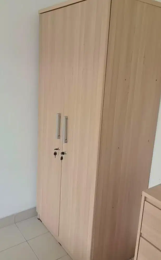 LEMARI 2 PINTU INFORMA BEKAS