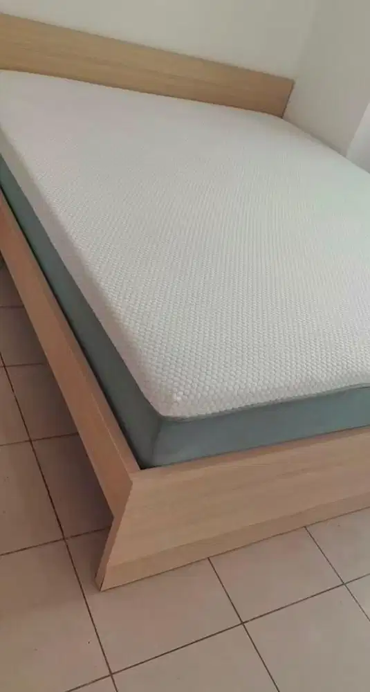 TEMPAT TIDUR 180x200 INFORMA BEKAS