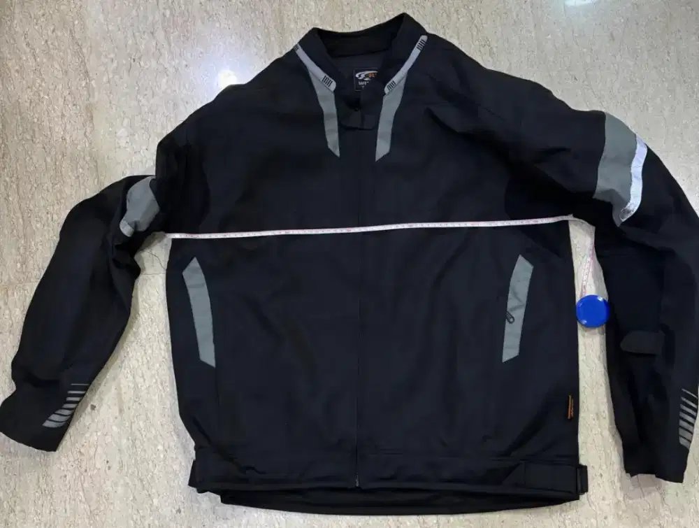 Jaket motor dengan pelindung lengan