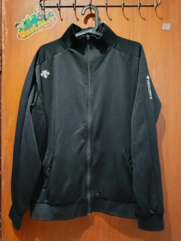 Jaket Tracktop Descente Ori Hitam Size XXL L=120 P=72 Kondisi Bagus