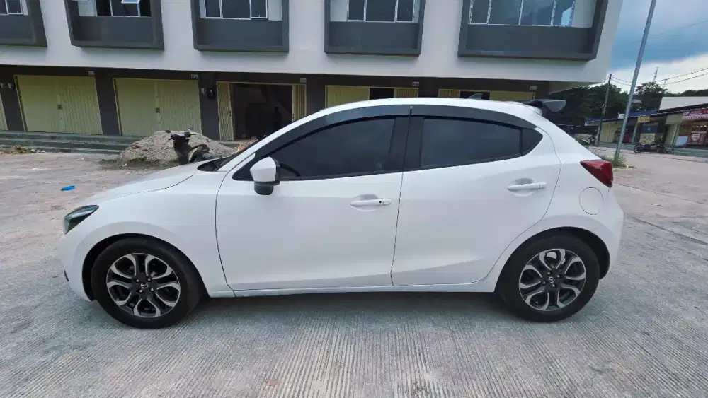 Mazda 2 Skyactive R 2015