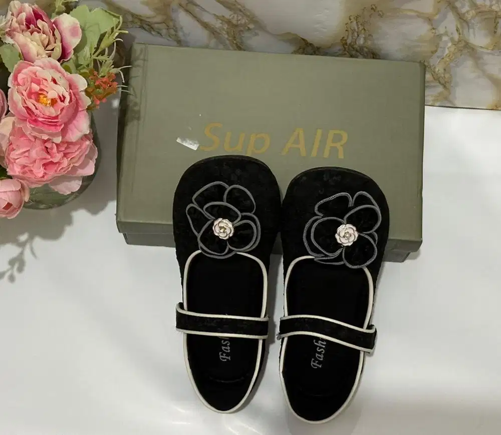 Sepatu anak perempuan