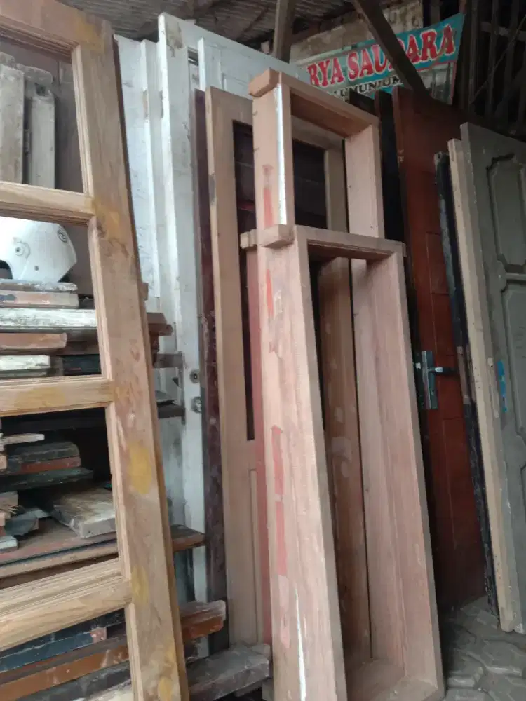 Kusen pintu nya ready dari kayu bekas Meranti oven berkualitas