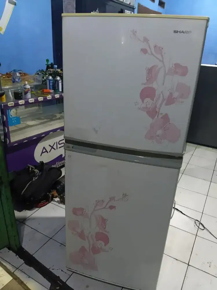 Dijual KULKAS 2pintu SHARP MESIN ORI KONDISI BEKU DINGIN RAK LENGKAP