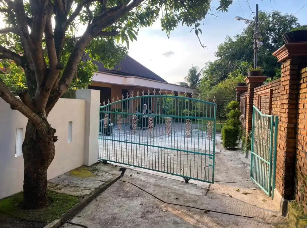 Dijual Tanah & Bangunan (Halaman Luas)