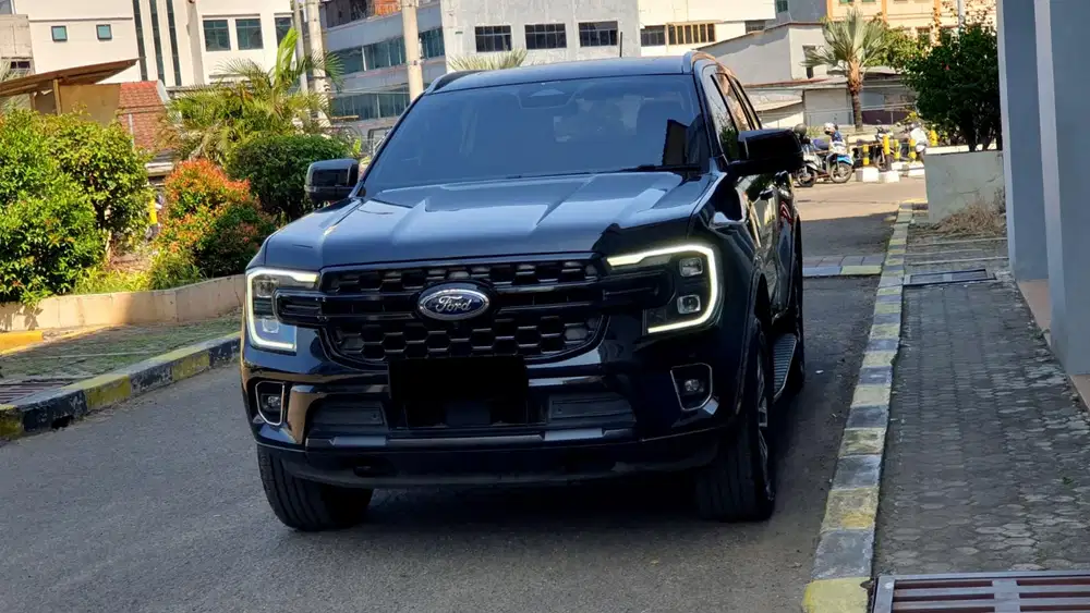 Km 26rb ford everest titanium turbo 4x4 diesel 2024 hitam